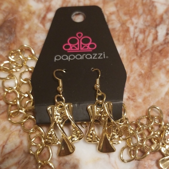 Paparazzi Gold earrings and necklace set - Picture 2 of 2